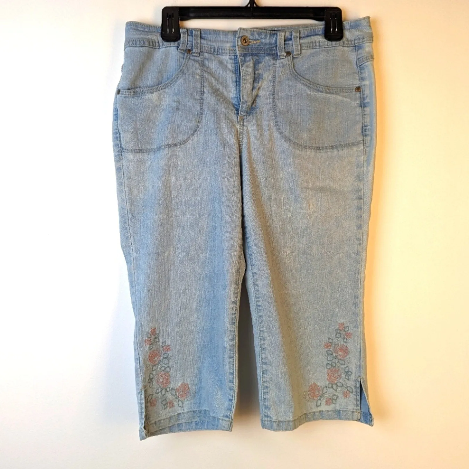 Gloria Vanderbilt Acid Washed Embroidered Capris - 8