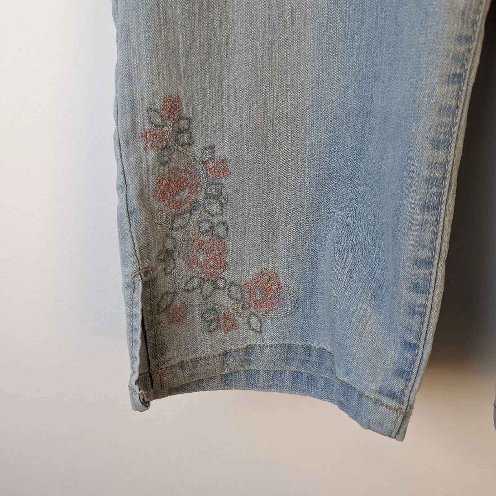 Gloria Vanderbilt Acid Washed Embroidered Capris - 8